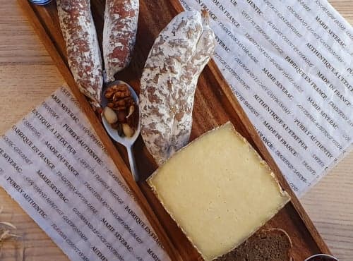Planche Allanche : Demi fromage Sanérac, saucisson et saucisse porc - Photo 1 sur 2